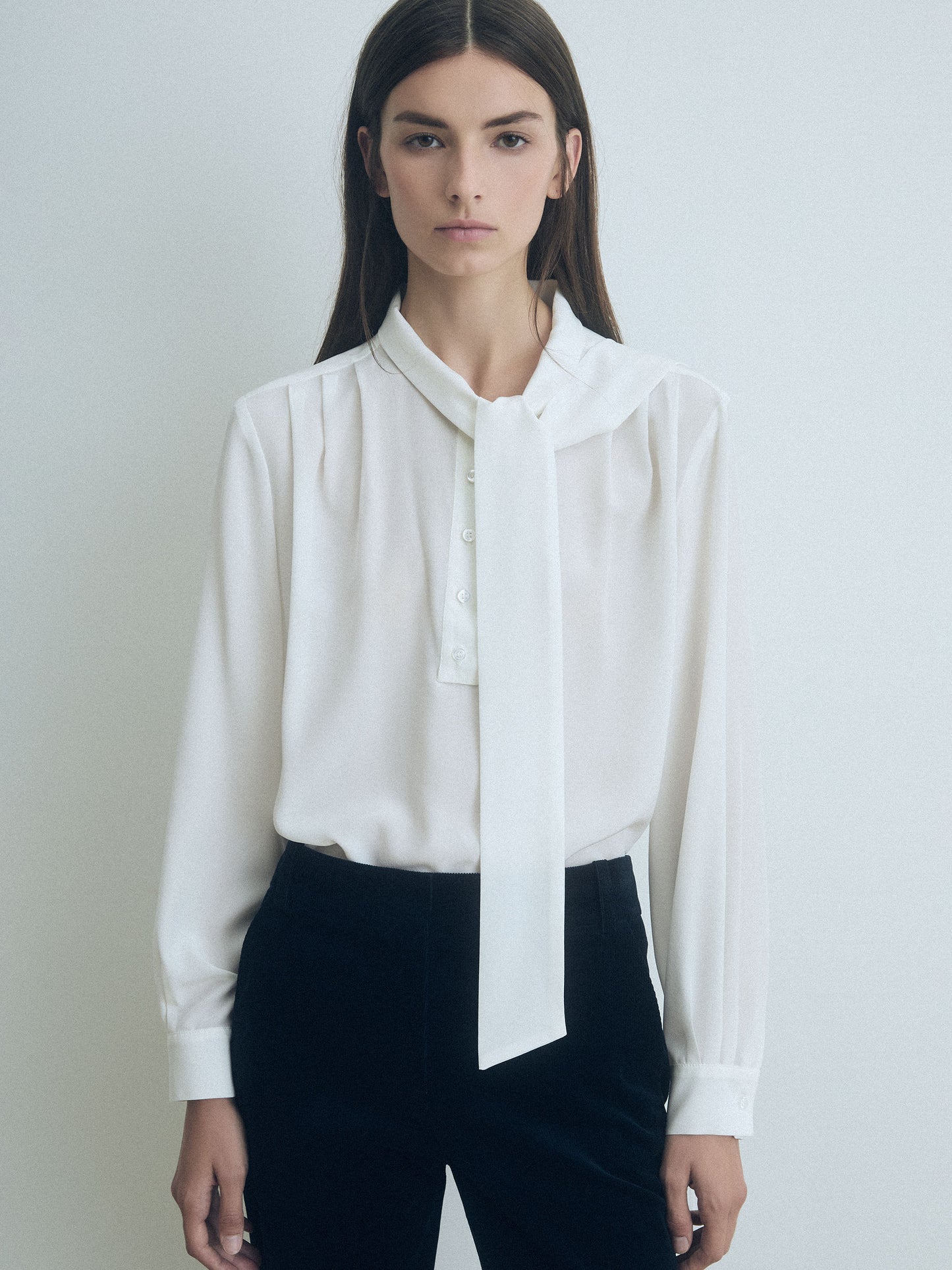 Blouse Plissé en soie Avec Lavallière