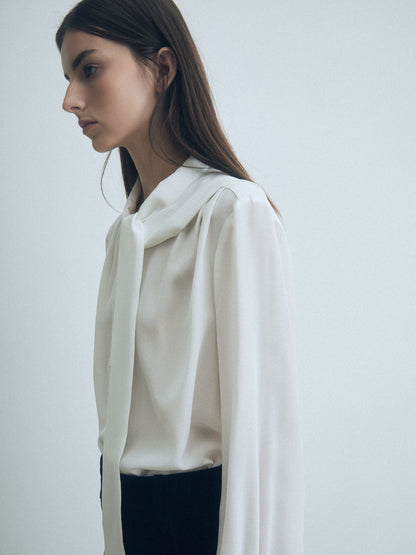 Blouse Plissé en soie Avec Lavallière