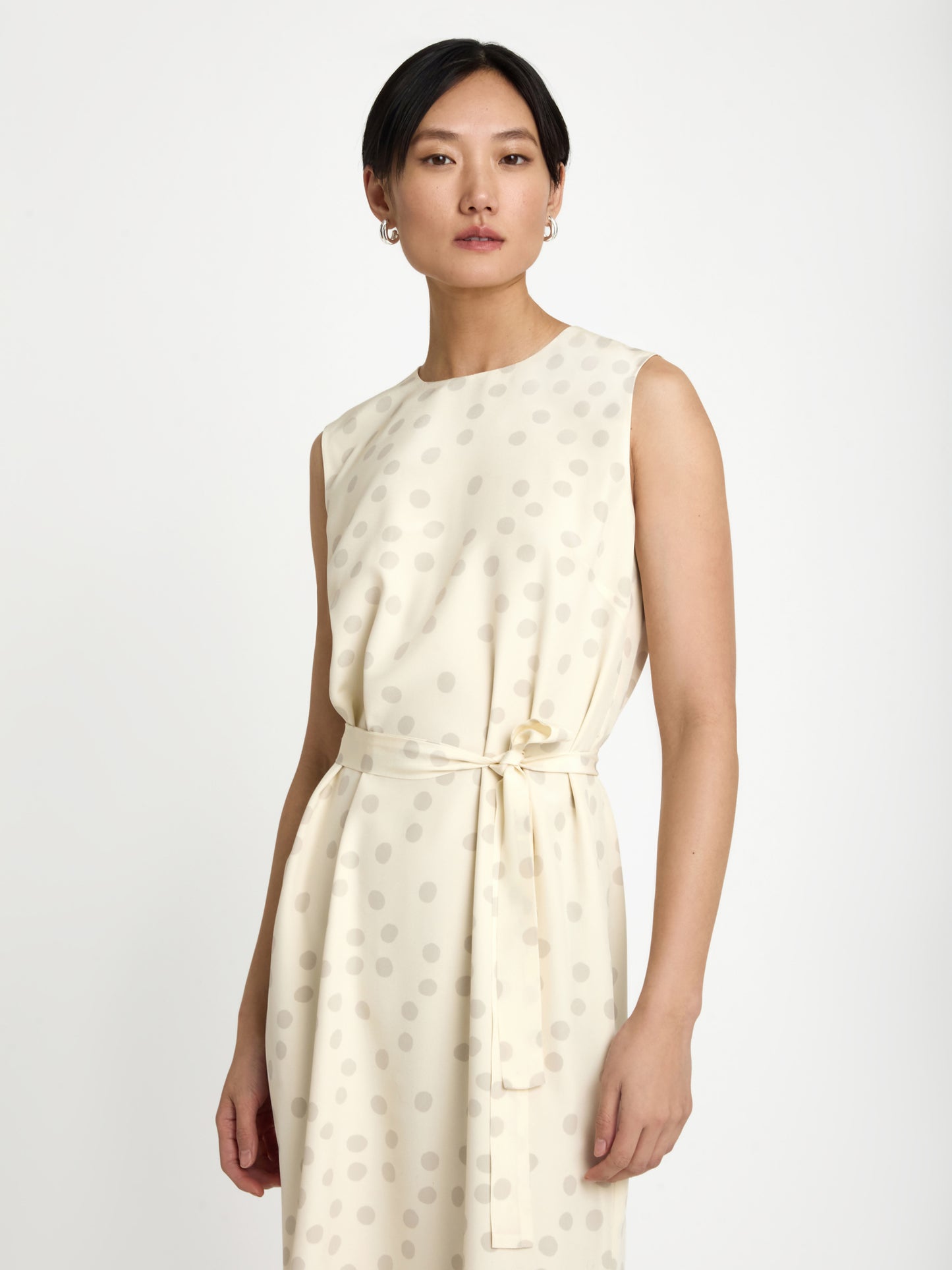Robe en soie à pois