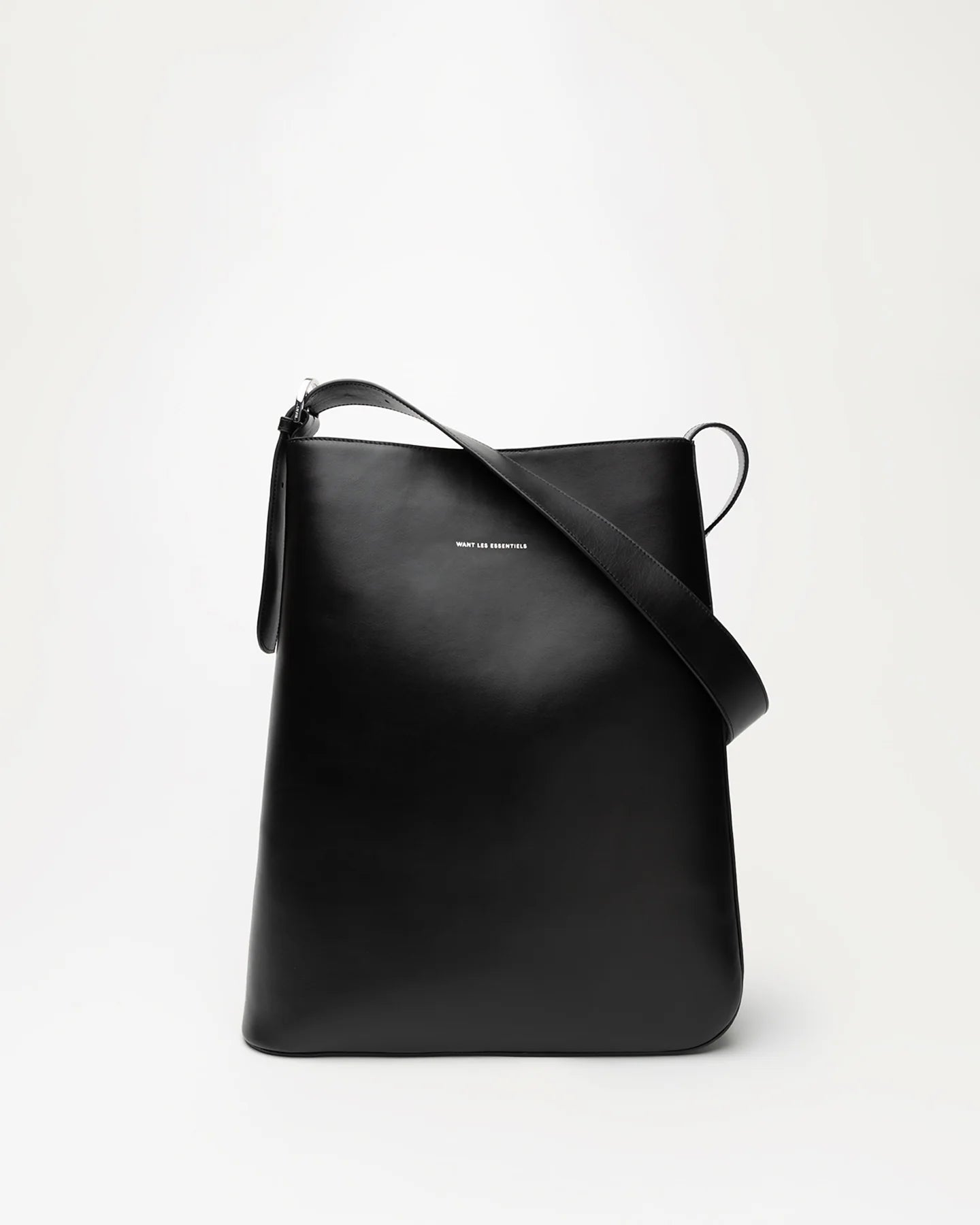 Judith & Charles — Want Les Essentiels 
XL smooth Italian leather bag with adjustable handle, spacious design, and refined curved silhouette.