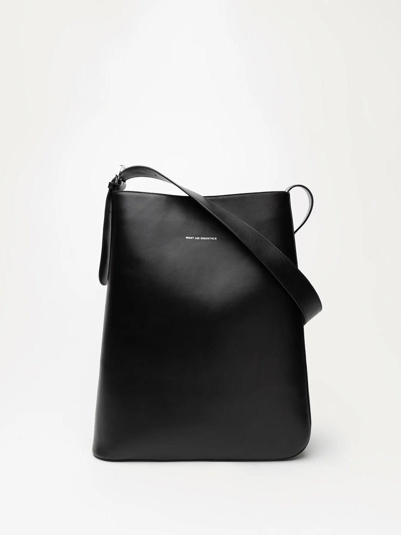 Judith & Charles — Want Les Essentiels 
XL smooth Italian leather bag with adjustable handle, spacious design, and refined curved silhouette.