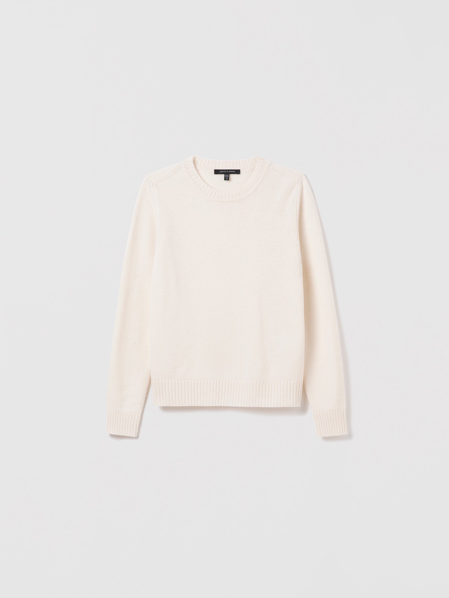  Judith & Charles cream 100% cashmere crewneck sweater with straight fit and smooth finish.